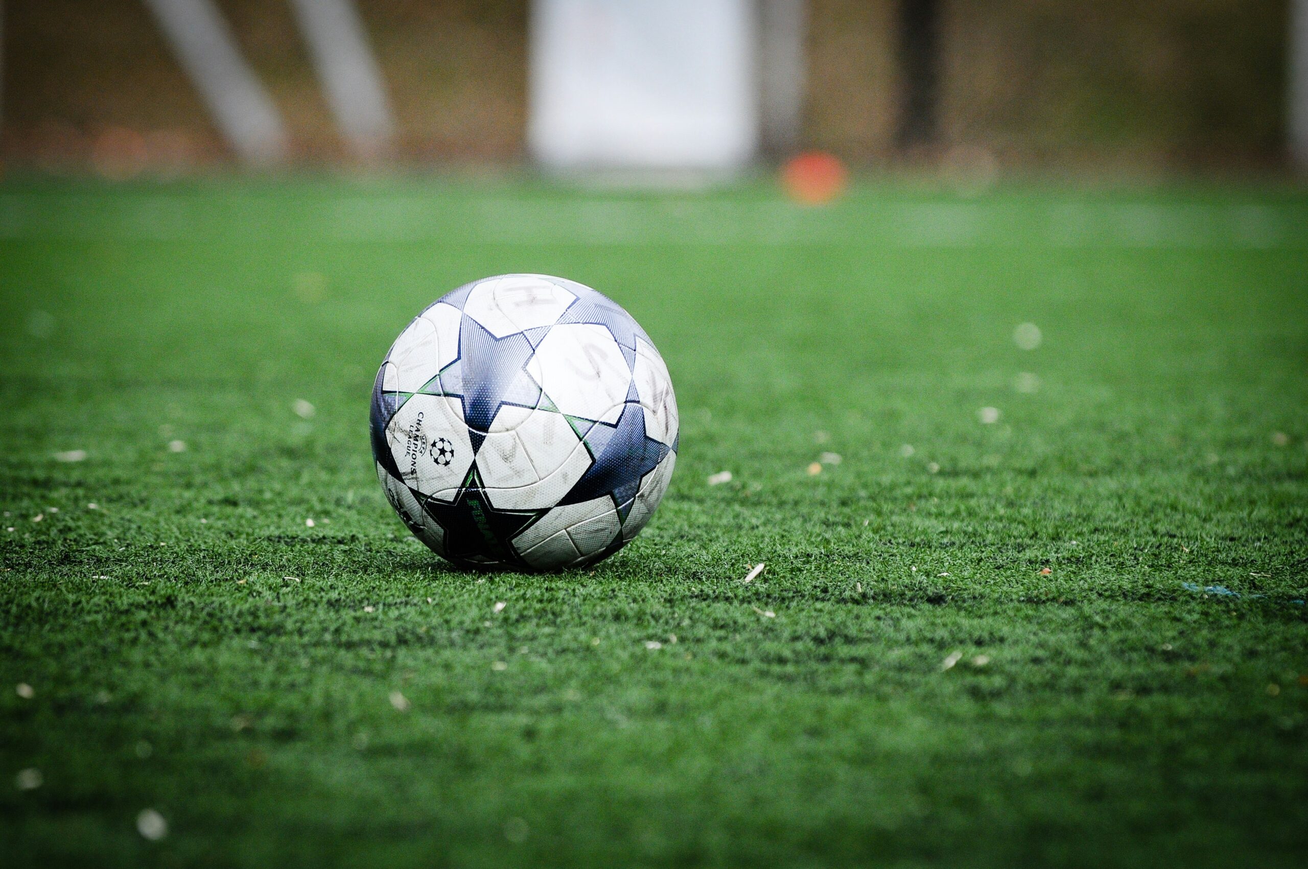 Fotbollen som spelas oftast saknar både gräsmatta och land